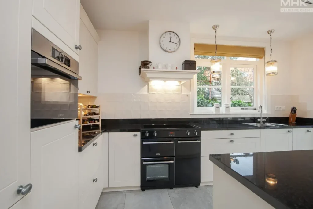 05_Keuken_Hoek_Eiland_Wit_Zelis-1600×1070-1-1100×736