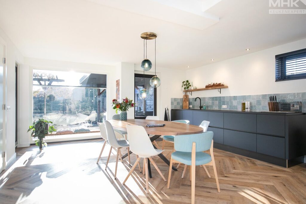 01_Keuken_Semi_hoek_Zwart_Momberg