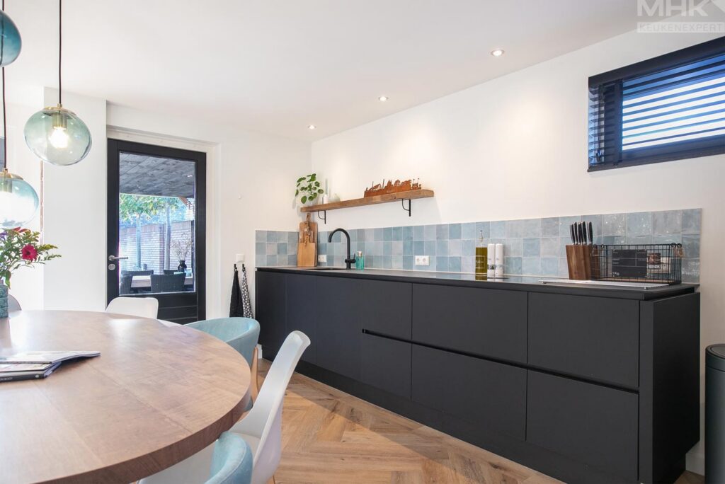 08_Keuken_Semi_hoek_Zwart_Momberg